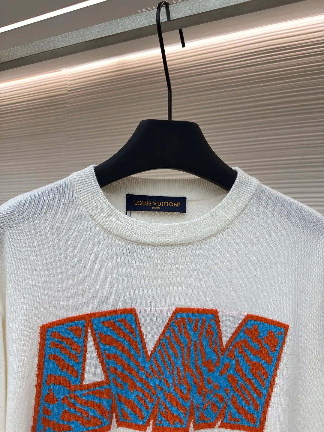 LOUIS VUITTON letter intarsia short sleeves ●Authentic product: purchased and developed by 6109 ●Item number: 1680181-A60 ●Fabric: double-ply combed cotton ●Technology: wool washed ●Version: fitted version ●Weight: about 270 grams ●Size: S-M-L-XL ●Description: The fabric is made of 40-count double-ply combed cotton, using a German Dornier 12 knitting machine, wool jacquard, wool washing, the overall routing is straight and delicate, the fabric is comfortable and soft, the color is consistent and no color difference. It can be matched with the same style to create a fashionable look, control various occasions, customized accessories, complete three standards, the same style for men and women!